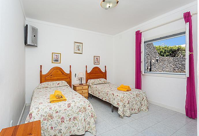 Twin bedroom with A/C . - Villa Zoe . (Galleria fotografica) }}