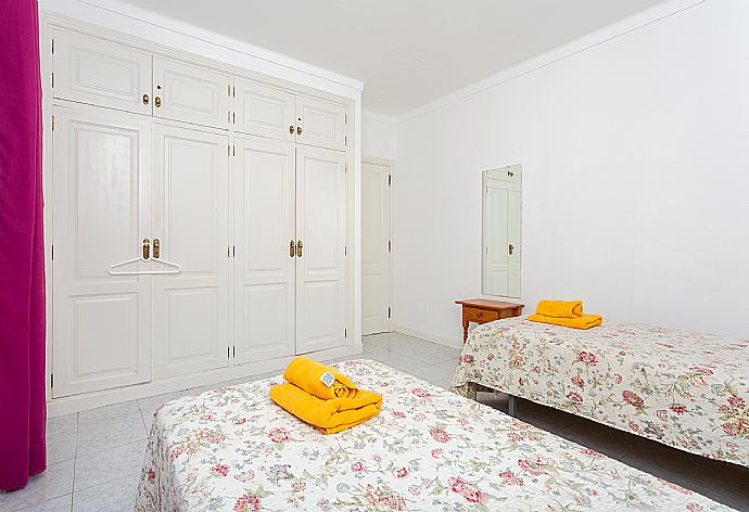 Twin bedroom with A/C . - Villa Zoe . (Galería de imágenes) }}