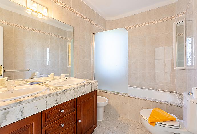 Family bathroom with bath and shower . - Villa Zoe . (Galleria fotografica) }}