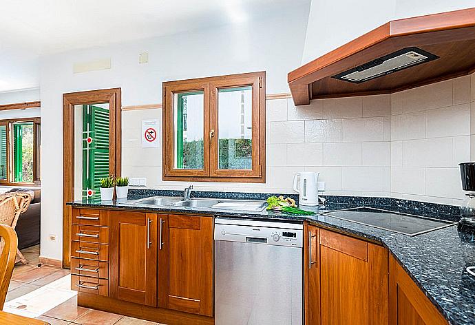 Equipped kitchen. . - Villa Binimelis . (Fotogalerie) }}