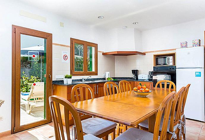 Equipped kitchen . - Villa Binimelis . (Fotogalerie) }}