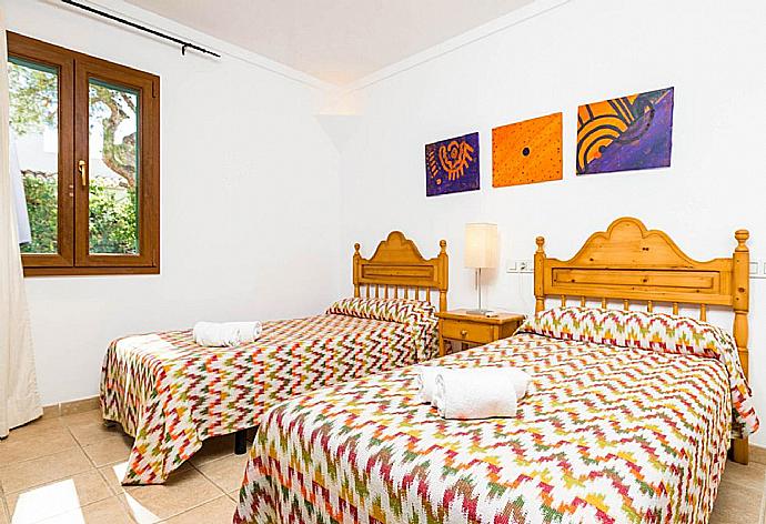 Twin bedroom with A/C . - Villa Binimelis . (Galería de imágenes) }}