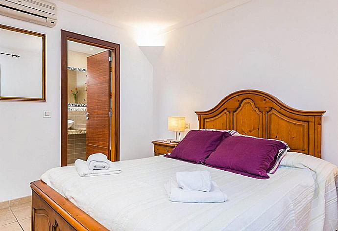 Double bedroom with en suite bathroom and A/C . - Villa Binimelis . (Galerie de photos) }}