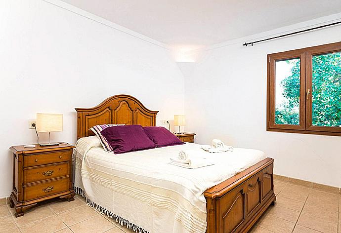 Double bedroom with en suite bathroom and A/C . - Villa Binimelis . (Fotogalerie) }}