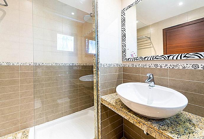 Bathroom with shower . - Villa Binimelis . (Photo Gallery) }}