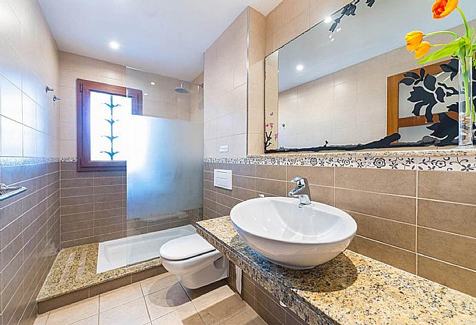 Bathroom with shower . - Villa Binimelis . (Photo Gallery) }}