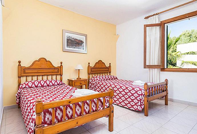 Twin bedroom with A/C . - Villa Binimelis . (Galería de imágenes) }}