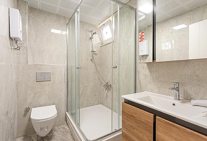 Family bathroom with shower . - Cyclamen Studio . (Photo Gallery) }}