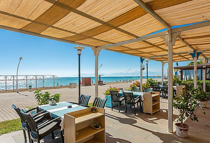 Beachfront restaurant accessible via free shuttle service from the Classe Collection . - Cyclamen Studio . (Galerie de photos) }}