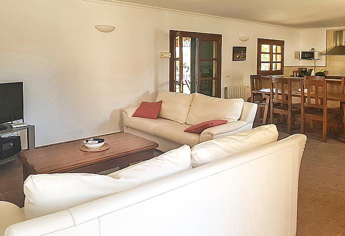 Open-plan living room with sofas, WiFi Internet, Satellite TV, DVD player and dining area.  . - Villa Pou den Brux . (Галерея фотографий) }}