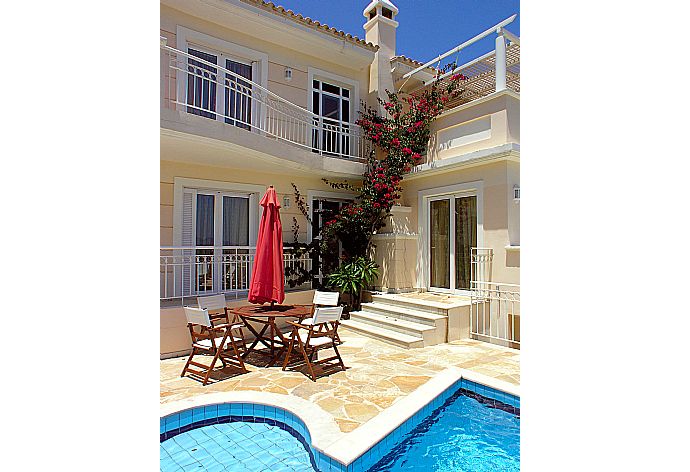 Beautiful villa with private pool, terrace, and lawn  . - Villa Callistemon . (Галерея фотографий) }}