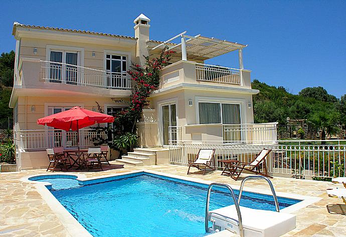 ,Beautiful villa with private pool, terrace, and lawn  . - Villa Callistemon . (Galería de imágenes) }}