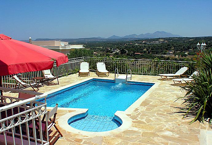 Private pool, terrace, and lawn  . - Villa Callistemon . (Galería de imágenes) }}