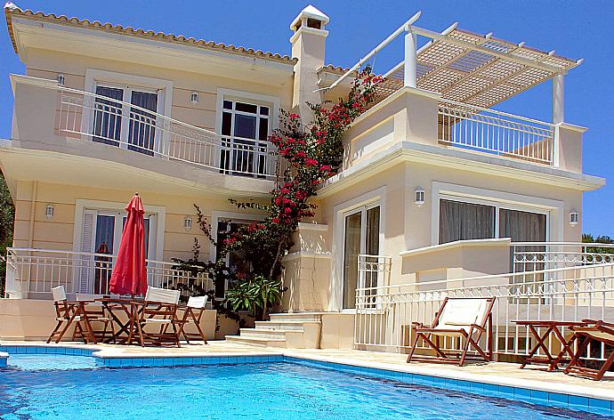 Beautiful villa with private pool, terrace, and lawn . - Villa Callistemon . (Fotogalerie) }}