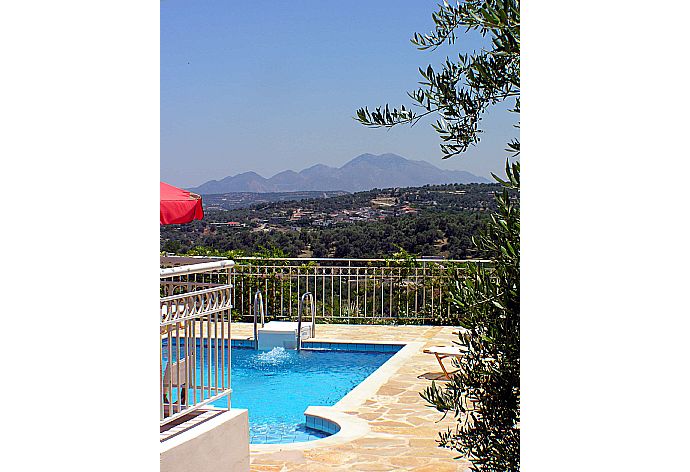 Beautiful villa with private pool, terrace, and lawn  . - Villa Callistemon . (Fotogalerie) }}