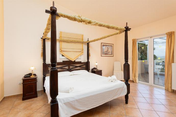 Double bedroom with en suite bathroom and A/C . - Villa Callistemon . (Galería de imágenes) }}