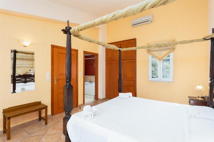 Double bedroom with en suite bathroom and A/C . - Villa Callistemon . (Galerie de photos) }}