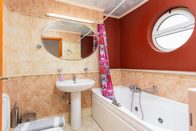 En suite bathroom with bath and shower . - Villa Callistemon . (Galerie de photos) }}