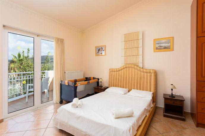 Double bedroom with en suite bathroom and A/C . - Villa Callistemon . (Fotogalerie) }}