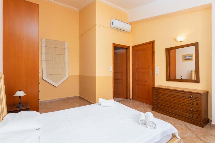 Double bedroom with en suite bathroom and A/C . - Villa Callistemon . (Галерея фотографий) }}