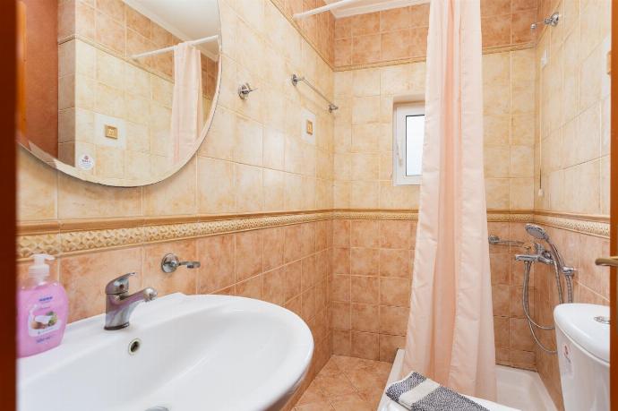 En suite bathroom with shower . - Villa Callistemon . (Galleria fotografica) }}