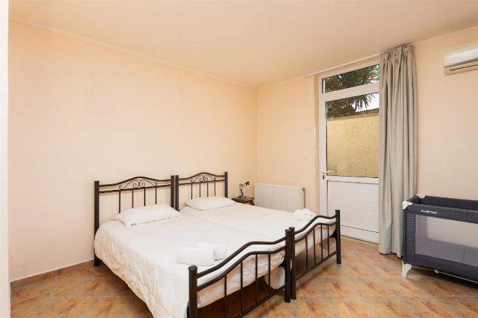 Twin bedroom with A/C . - Villa Callistemon . (Galerie de photos) }}