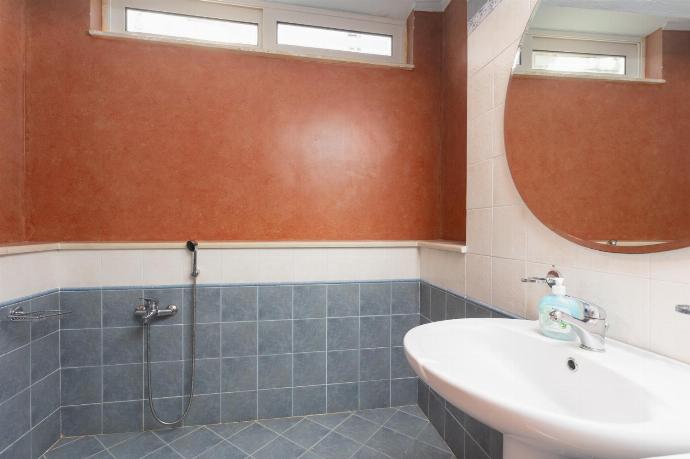 Family bathroom with shower . - Villa Callistemon . (Photo Gallery) }}