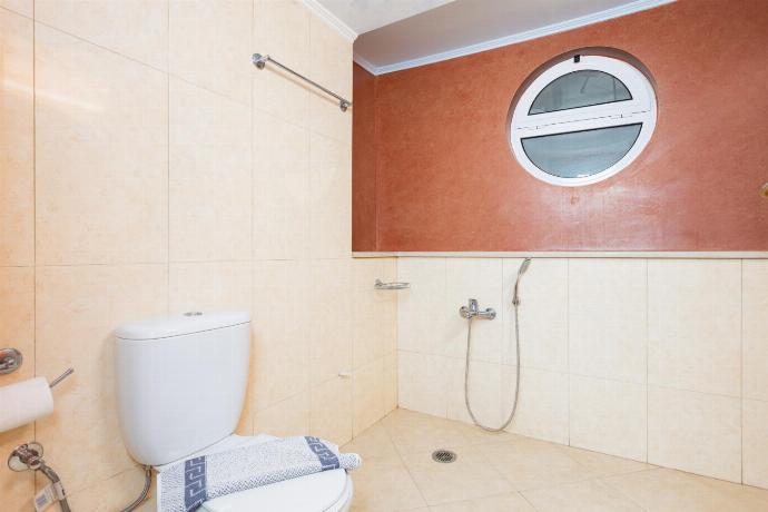 Family bathroom with shower . - Villa Callistemon . (Photo Gallery) }}