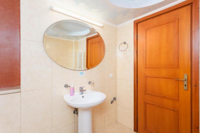 Family bathroom with shower . - Villa Callistemon . (Galerie de photos) }}