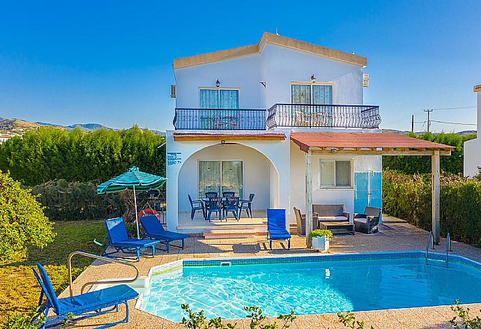 ,Beautiful villa with private pool and terrace . - Argaka Sun Villa Tria . (Galería de imágenes) }}