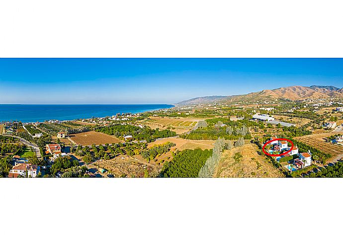 Aerial view showing location of Argaka Sun Villa Tria . - Argaka Sun Villa Tria . (Galerie de photos) }}