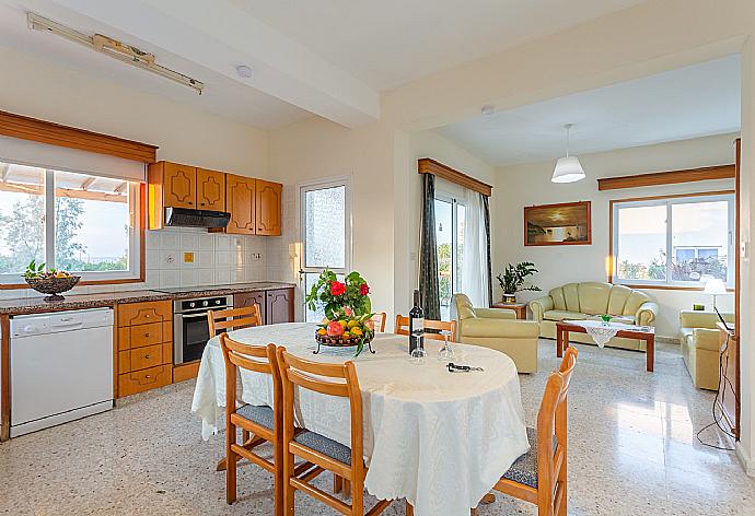 Open-plan living room with sofas, dining area, equipped kitchen, WiFi internet, satellite TV, and pool terrace access . - Argaka Sun Villa Tria . (Fotogalerie) }}