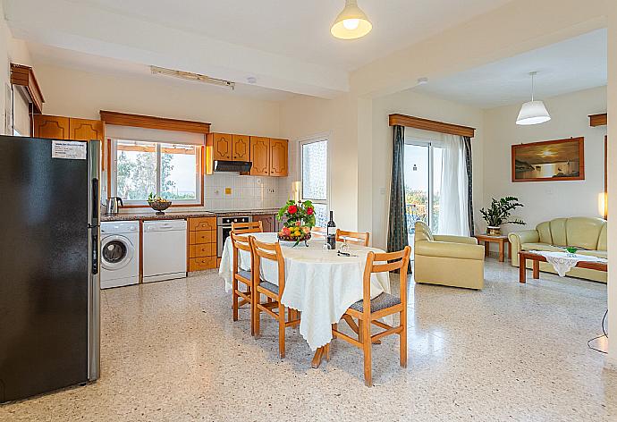 Open-plan living room with sofas, dining area, kitchen, WiFi internet, satellite TV, and pool terrace access . - Argaka Sun Villa Tria . (Galleria fotografica) }}