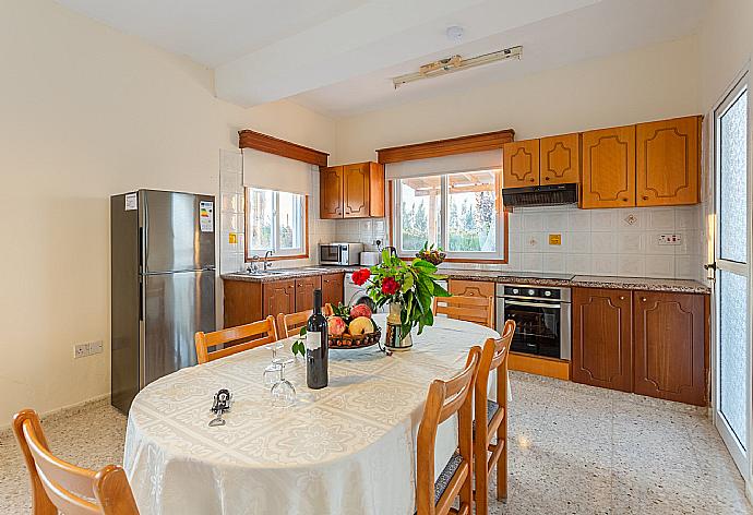 Equipped kitchen . - Argaka Sun Villa Tria . (Fotogalerie) }}