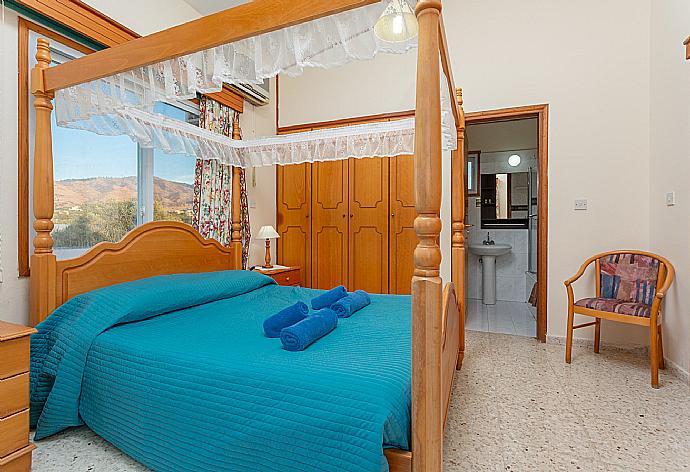 Double bedroom with en suite bathroom, A/C, and balcony with sea views . - Argaka Sun Villa Tria . (Galería de imágenes) }}