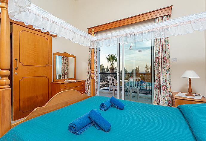 Double bedroom with en suite bathroom, A/C, and balcony with sea views . - Argaka Sun Villa Tria . (Galerie de photos) }}