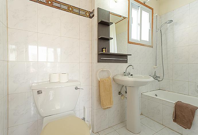 En suite bathroom with bath and shower . - Argaka Sun Villa Tria . (Fotogalerie) }}