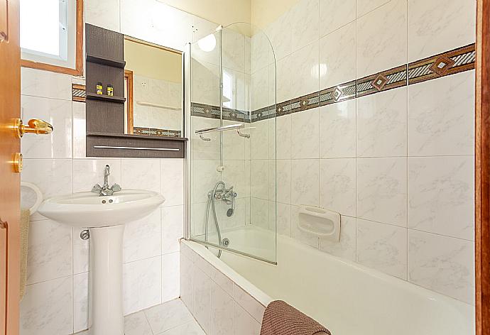 En suite bathroom with bath and shower . - Argaka Sun Villa Tria . (Fotogalerie) }}