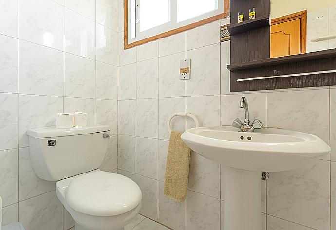 En suite bathroom with bath and shower . - Argaka Sun Villa Tria . (Fotogalerie) }}