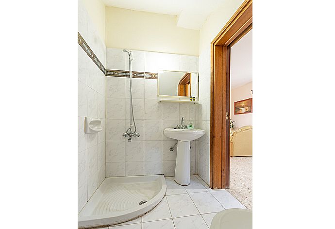 Family bathroom with shower . - Argaka Sun Villa Tria . (Galleria fotografica) }}