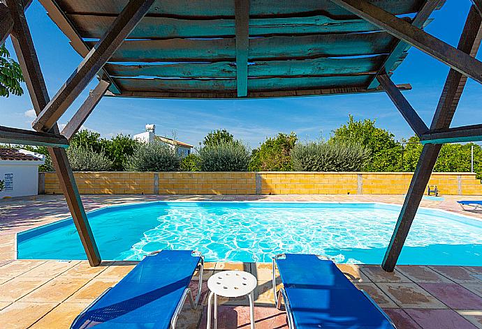 Private pool and terrace . - Villa Charoula Tria . (Galería de imágenes) }}