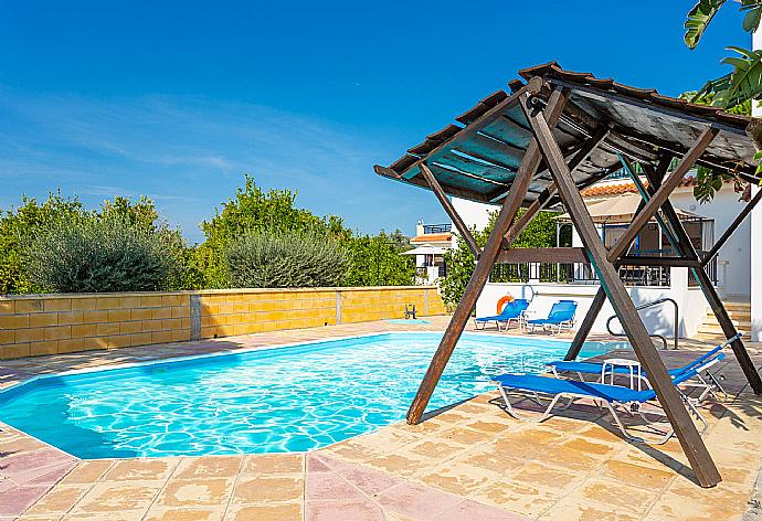 Private pool and terrace . - Villa Charoula Tria . (Galería de imágenes) }}