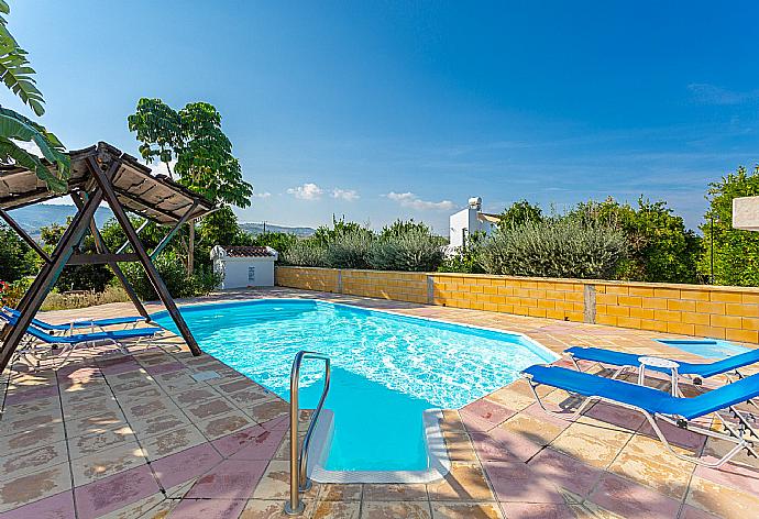 Private pool and terrace . - Villa Charoula Tria . (Galerie de photos) }}