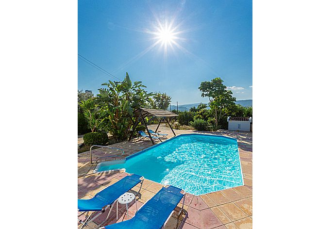 Private pool and terrace . - Villa Charoula Tria . (Galería de imágenes) }}