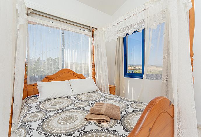 Double bedroom with A/C . - Villa Charoula Tria . (Galería de imágenes) }}