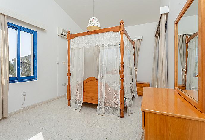 Double bedroom with A/C . - Villa Charoula Tria . (Galerie de photos) }}