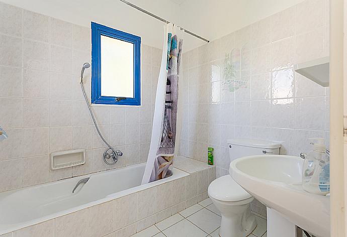 Family bathroom with bath and shower . - Villa Charoula Tria . (Photo Gallery) }}