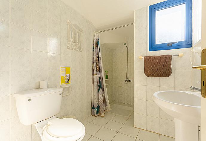 Family bathroom with shower . - Villa Charoula Tria . (Galerie de photos) }}