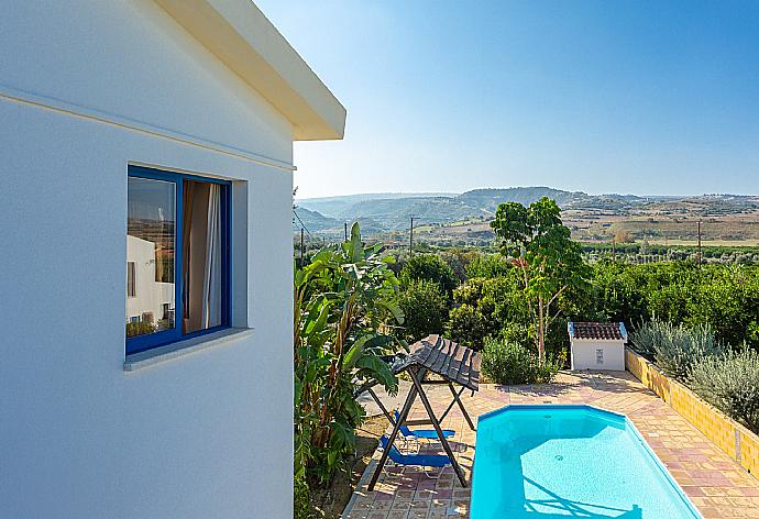 View from upper terrace . - Villa Charoula Tria . (Galerie de photos) }}