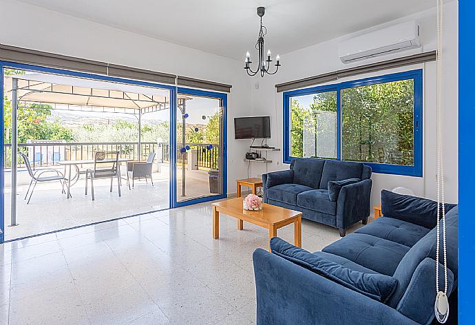 Open-plan living room with sofas, dining area, kitchen, A/C, WiFi internet, satellite TV, DVD player, and terrace access . - Villa Charoula Tria . (Galleria fotografica) }}